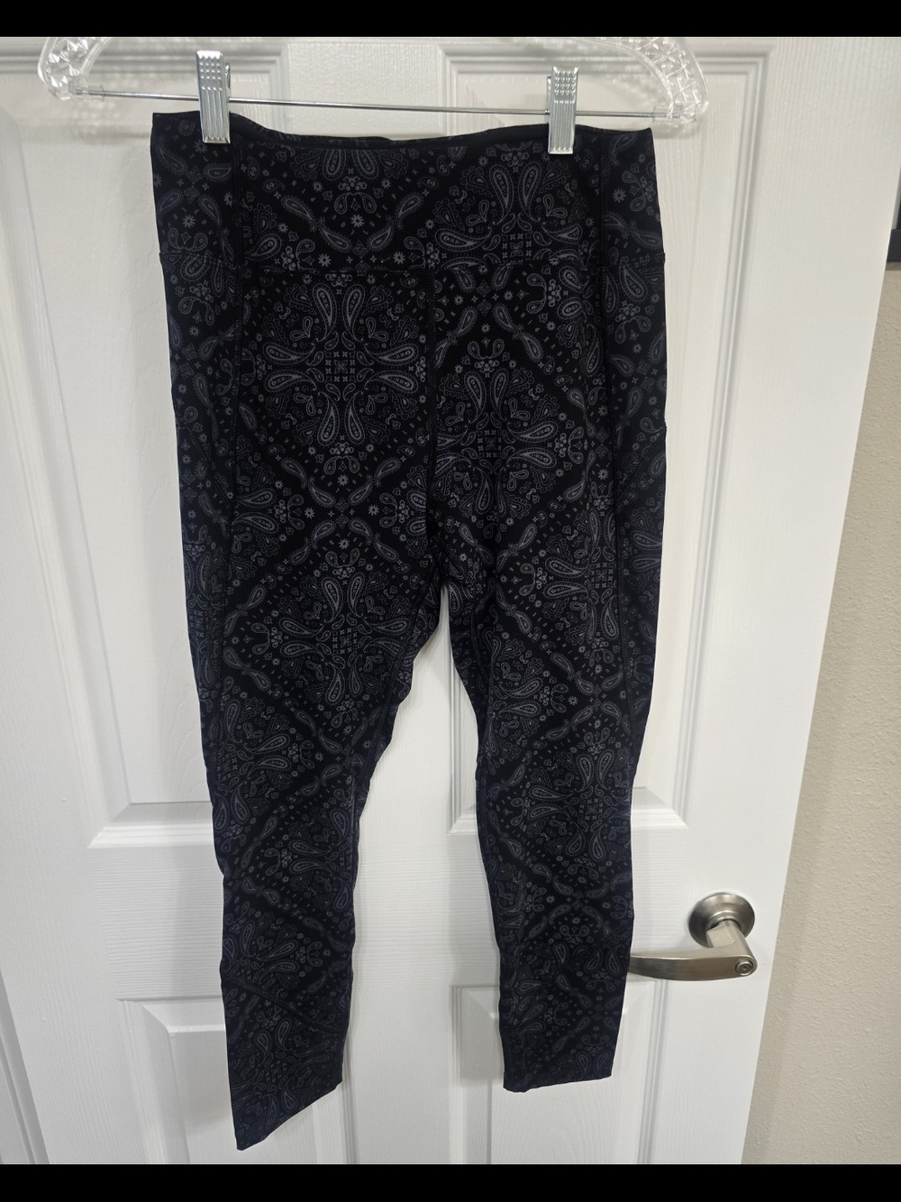 PINK Victoria's Secret Navy and Black Paisley Leggings